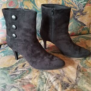 Fioni Black Ankle Boots size 8 1/2. Has 3 faux buttons and Medium heal.